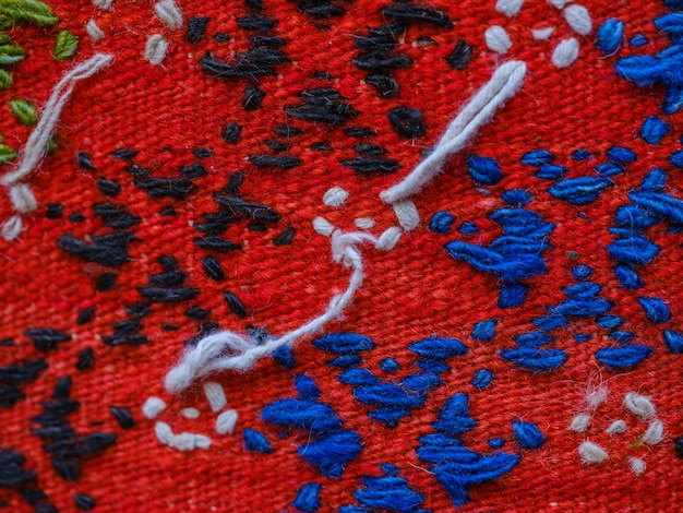 haftowane detale na tkaninie